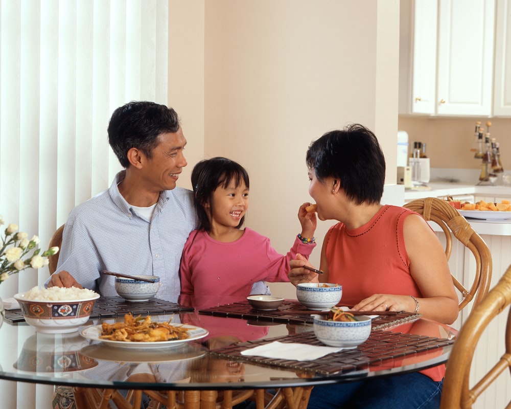 Familias compartiendo comidas saludables